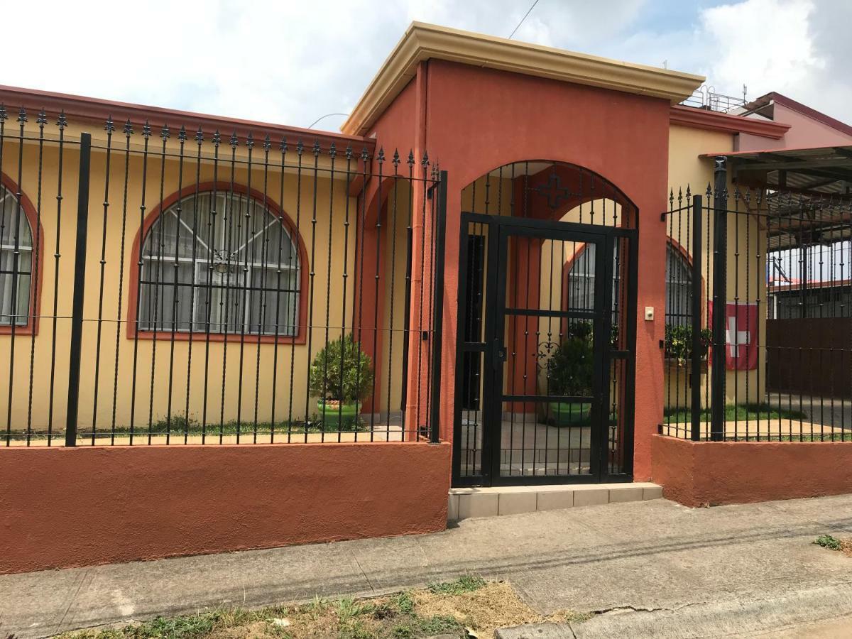 Casa Del Suizo Bed & Breakfast Desamparados  Exterior foto