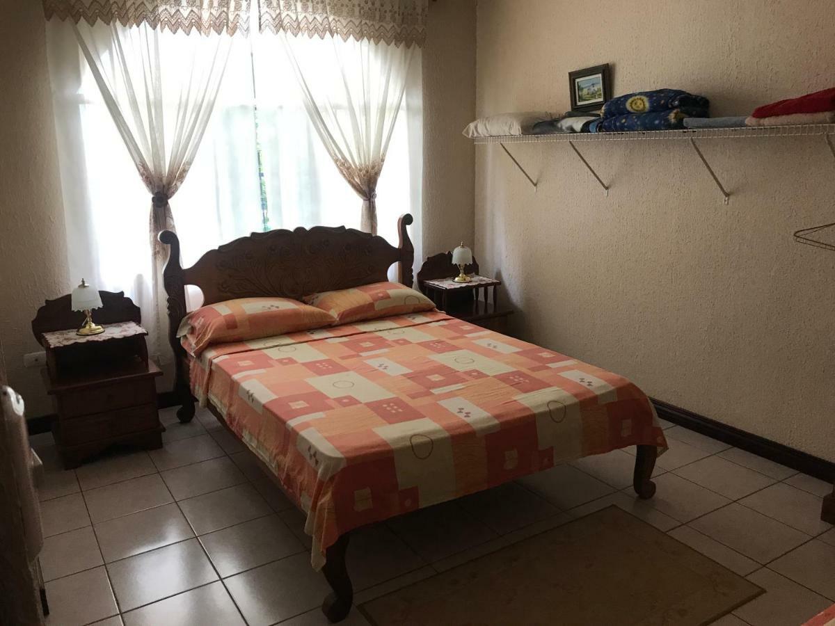 Casa Del Suizo Bed & Breakfast Desamparados  Exterior foto